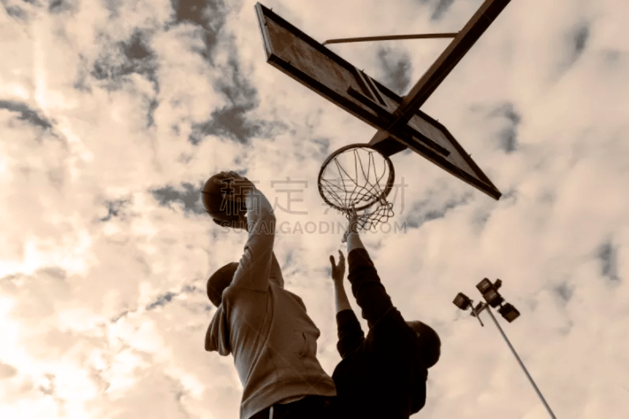 邮报：埃德森在土超遭水杯“轰炸”，欲将水杯踢回看台表不满